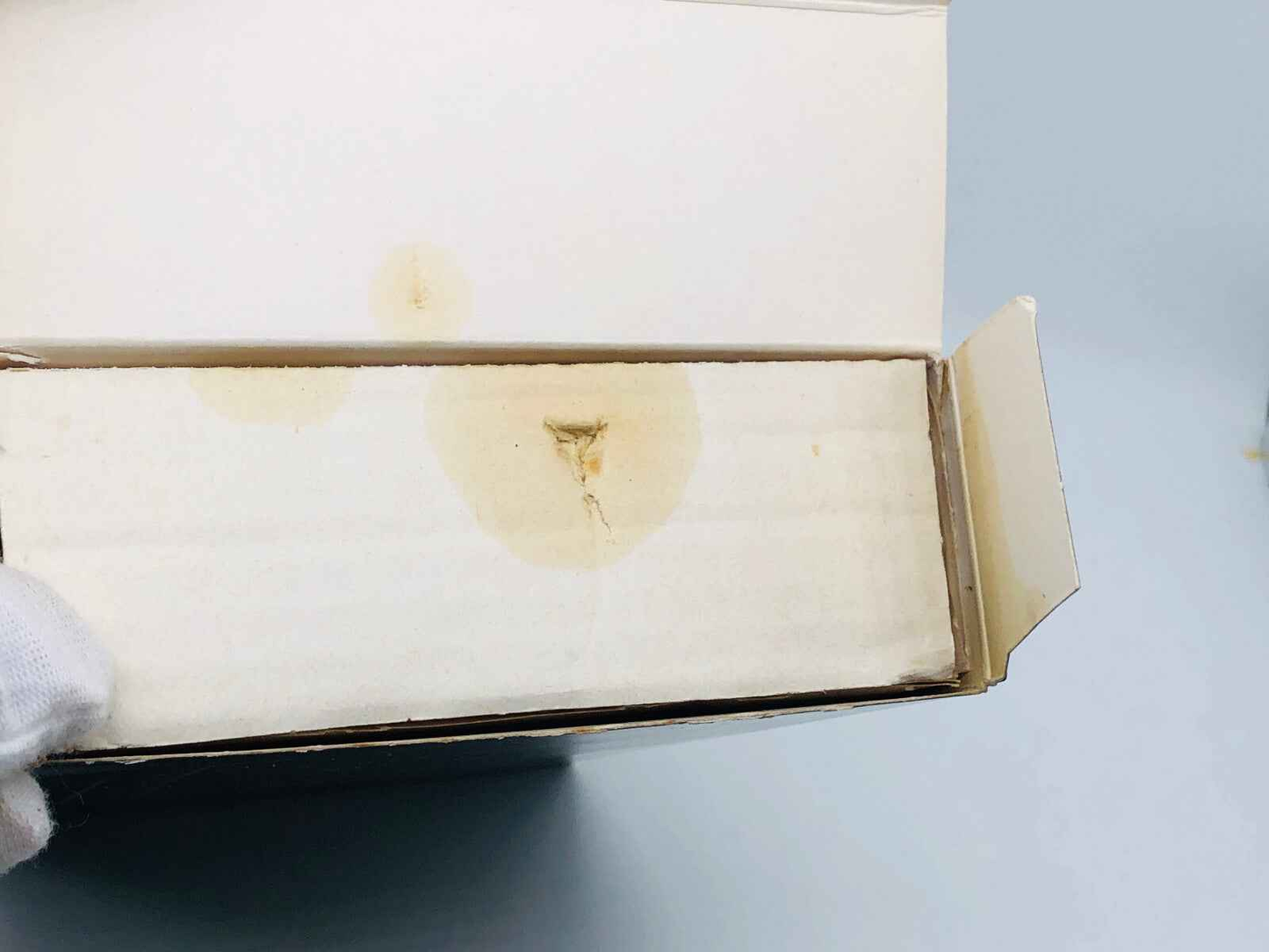 Scatola bianca Van Cleef & Arpels Pour Homme con macchie di umidità e segni di usura
