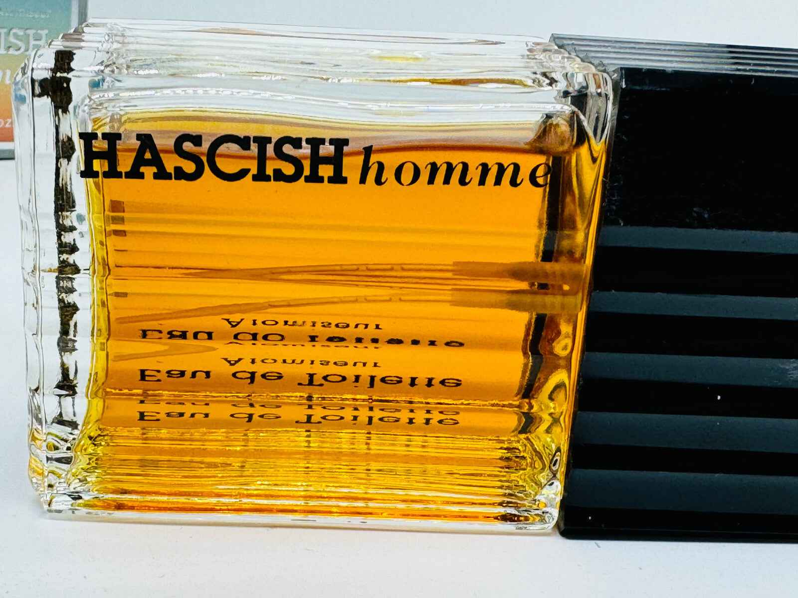 Profumo Veejaga Hascish Pour Homme in bottiglia trasparente con liquido ambrato