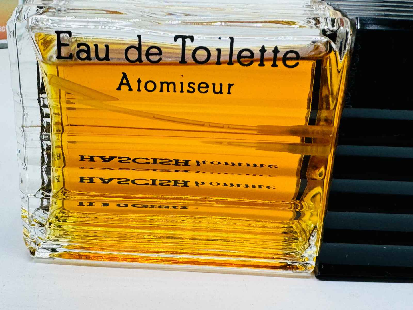Veejaga Hascish Pour Homme Eau de Toilette in flacone trasparente con liquido dorato