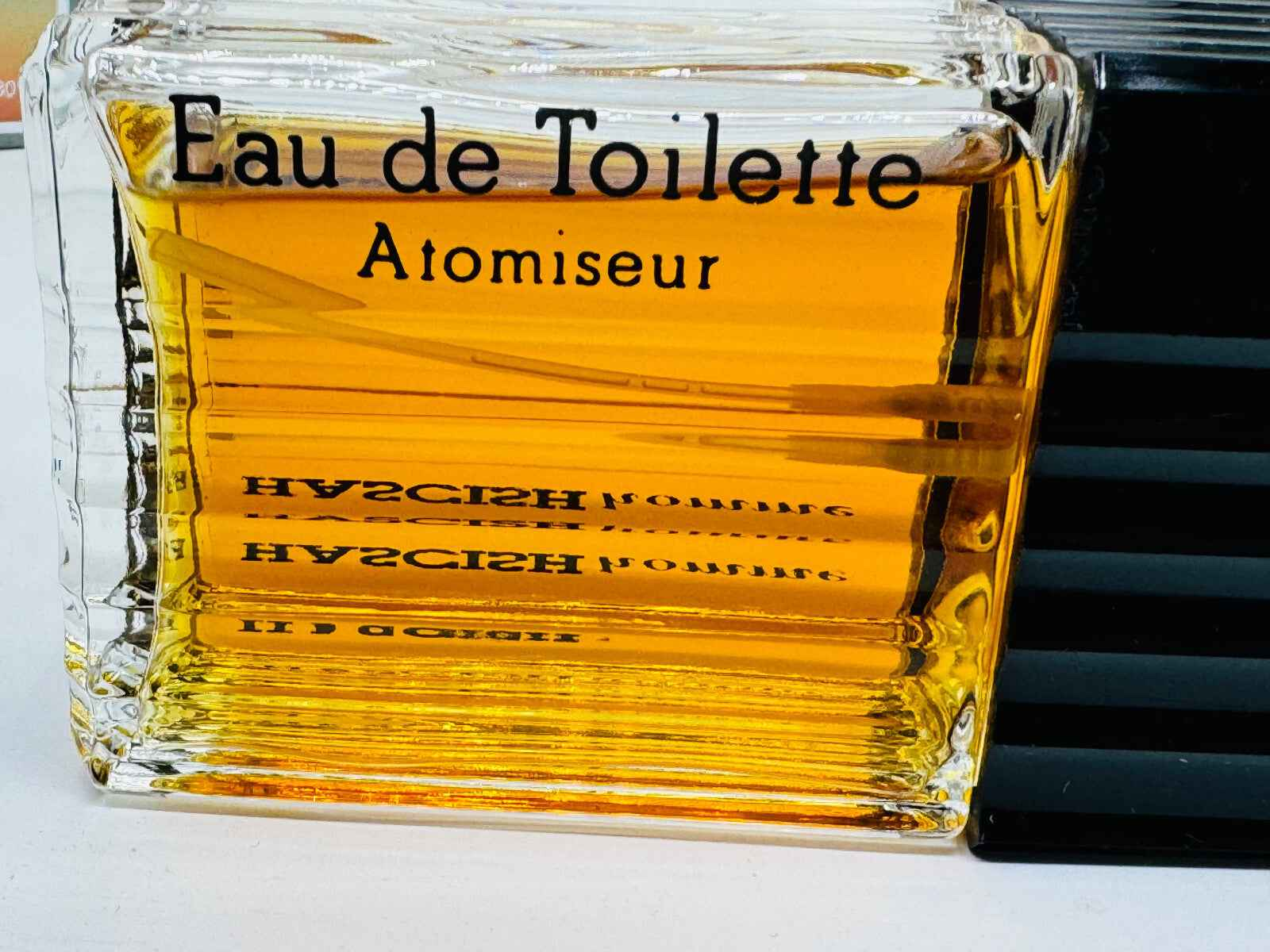 Veejaga Hascish Pour Homme Eau de Toilette in flacone trasparente con liquido dorato
