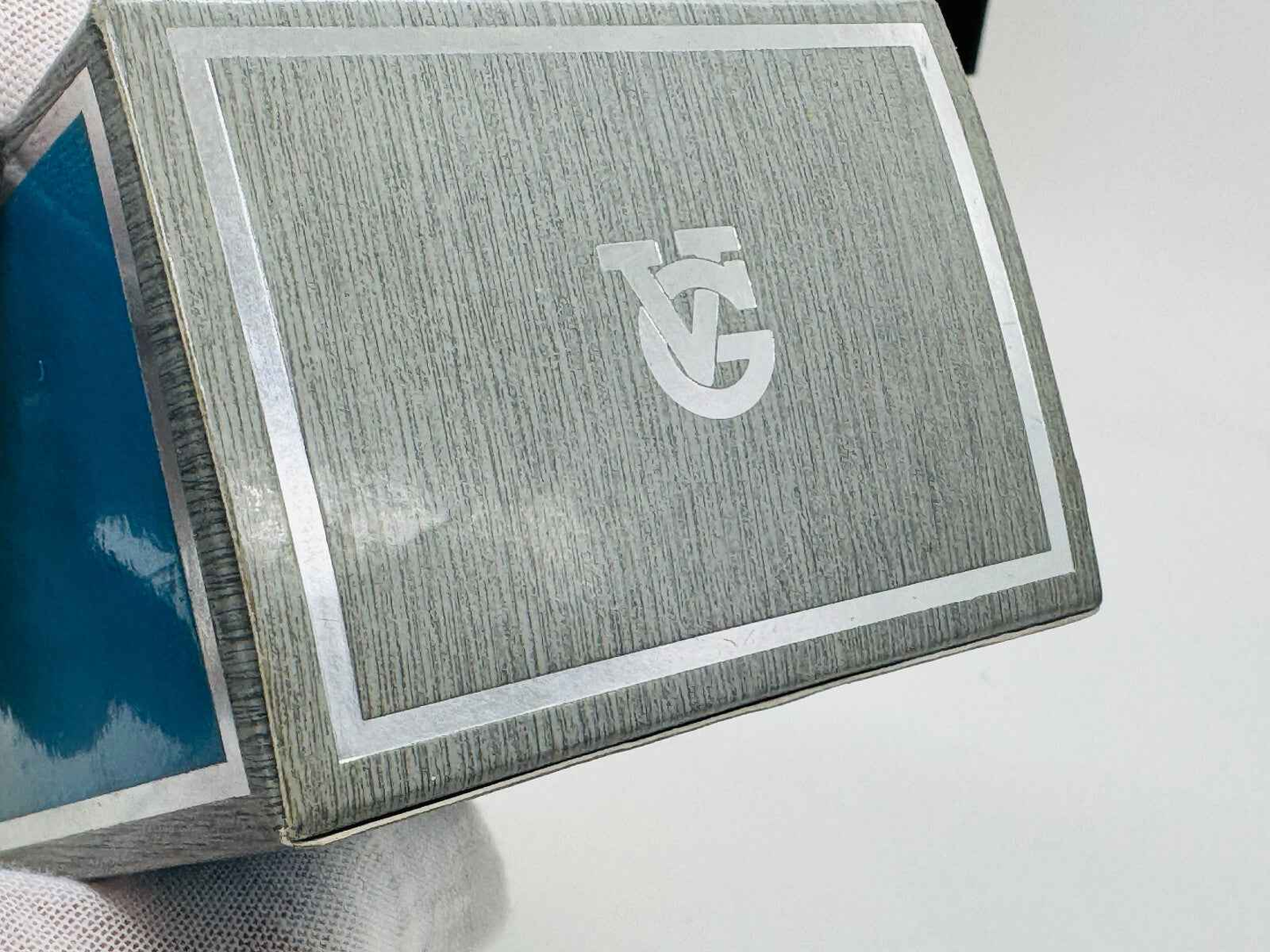 Confezione di Veejaga Hascish Pour Homme con design elegante e dettagli lucidi