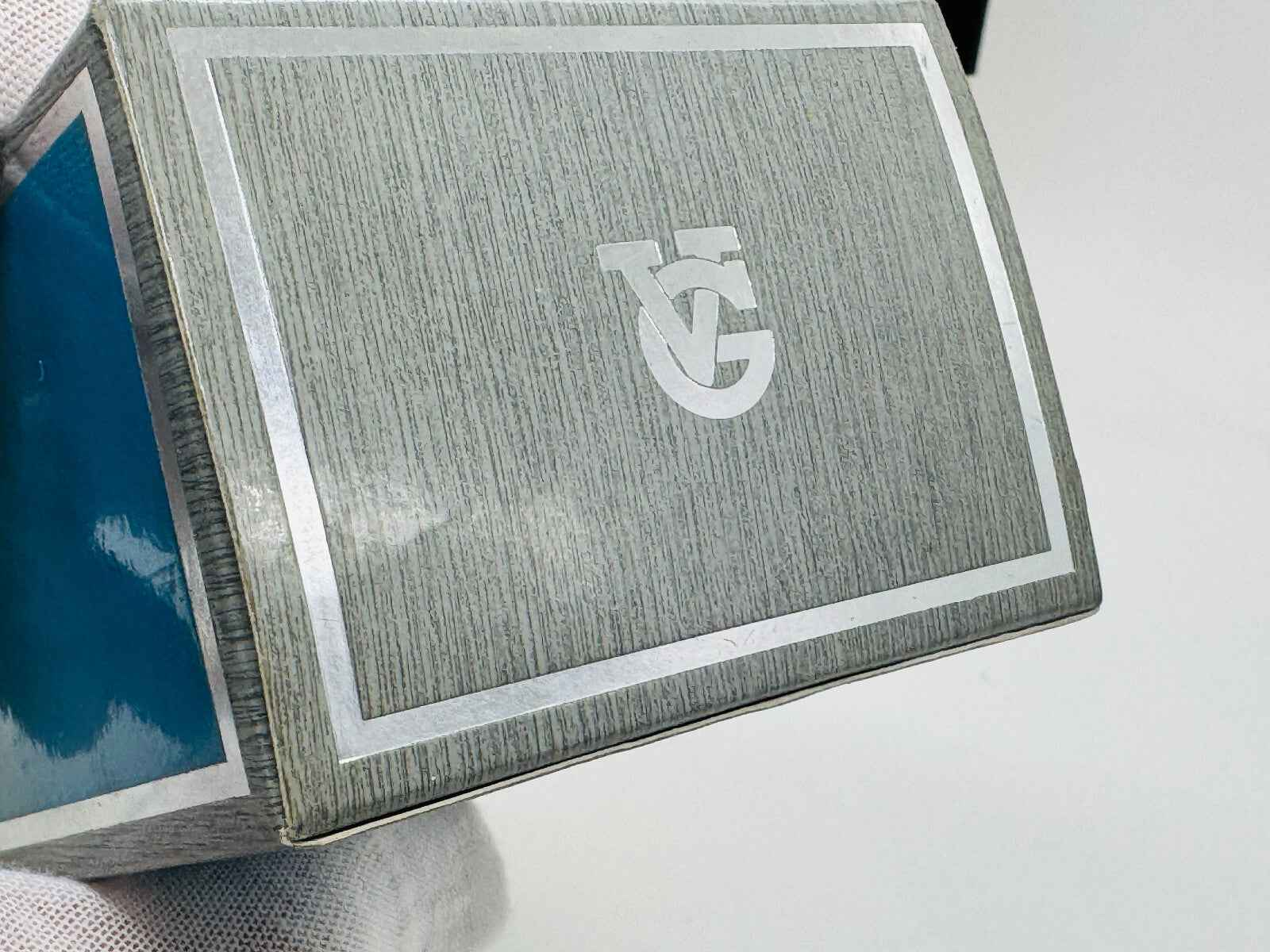 Confezione di Veejaga Hascish Pour Homme con design elegante e dettagli lucidi