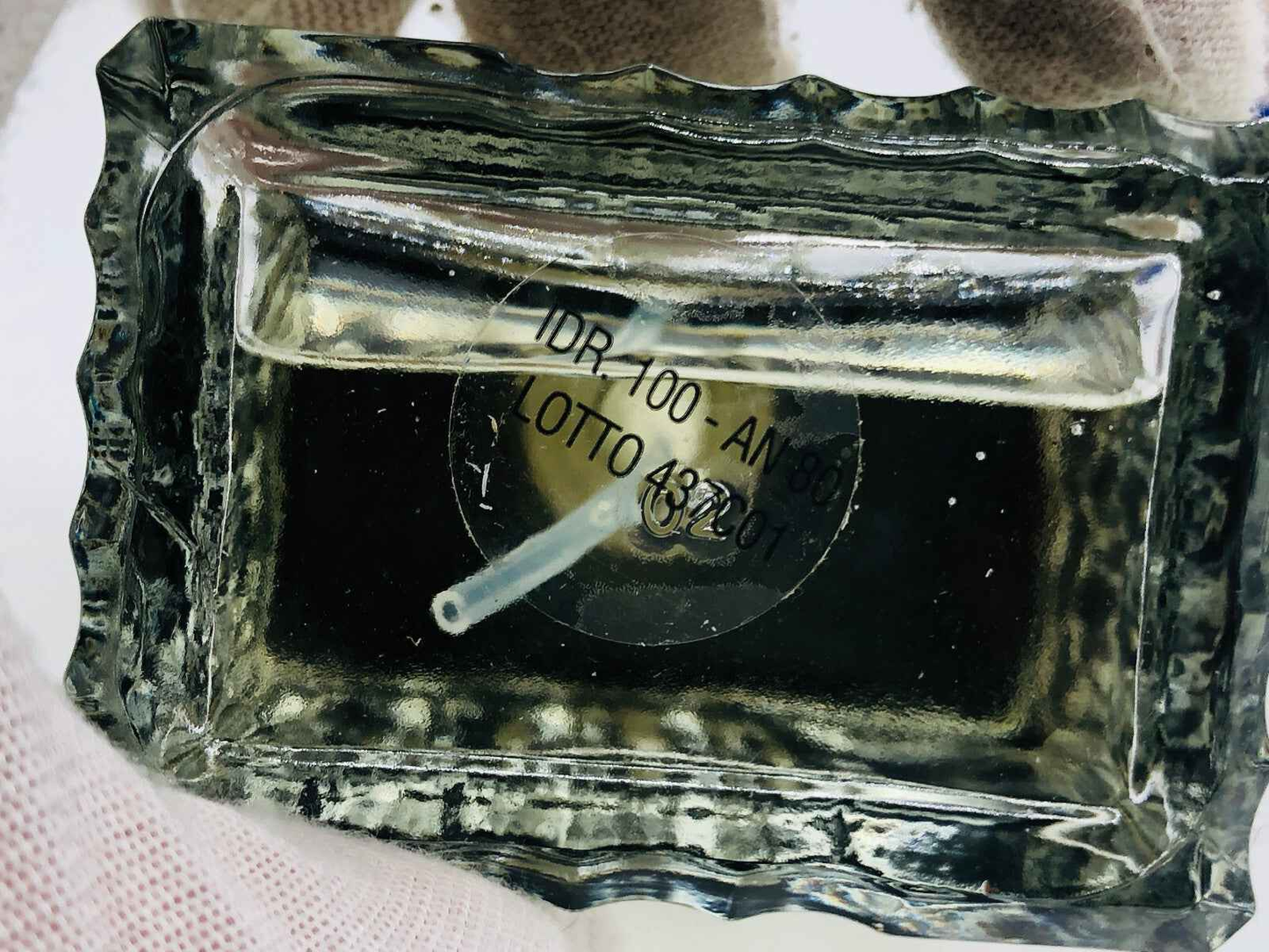 Bottiglia di profumo Veejaga Hascish Sandalo con design elegante e tappo distintivo