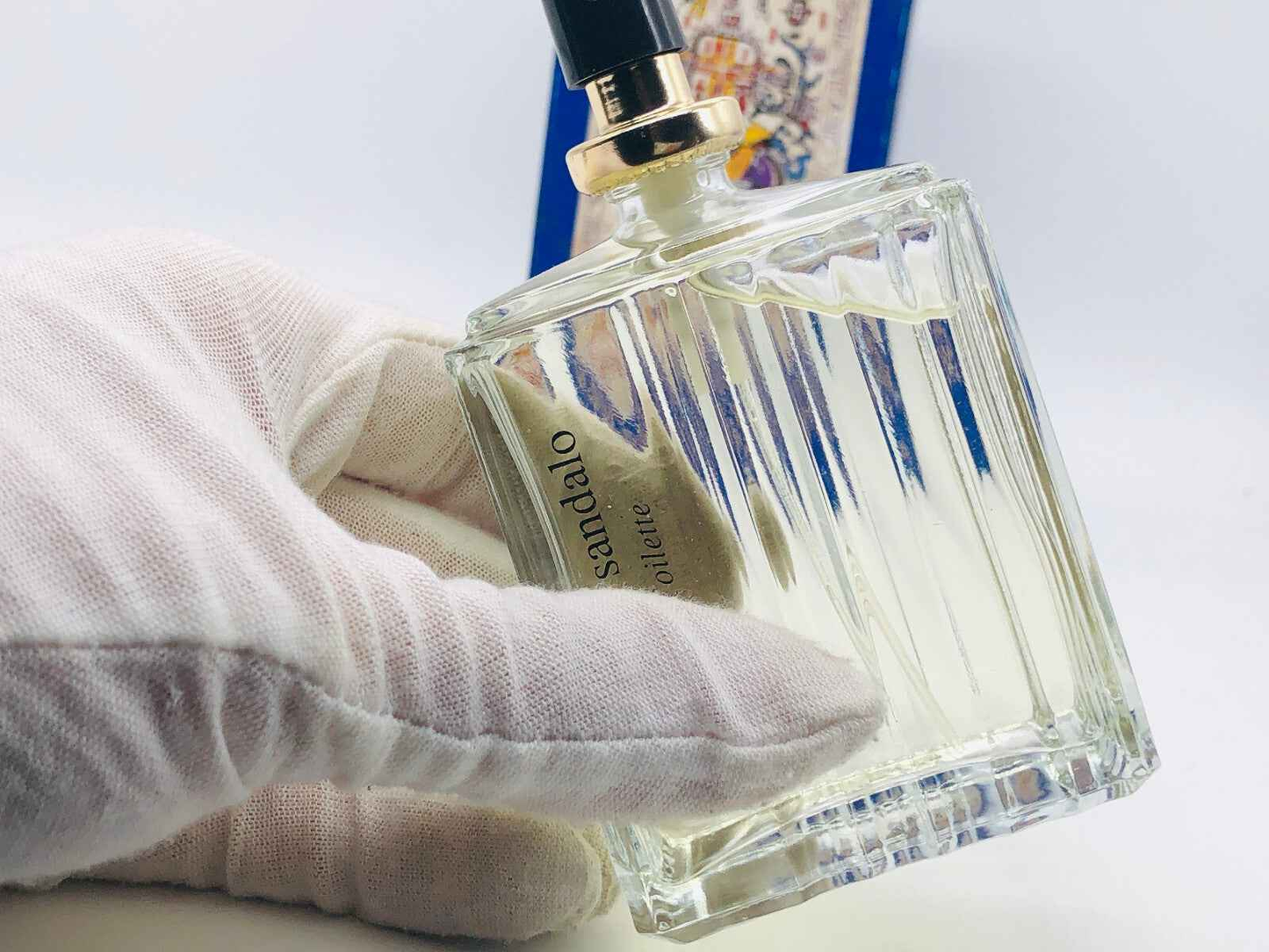 Profumo Veejaga Hascish Sandalo in bottiglia di vetro elegante con tappo dorato e sfondo colorato