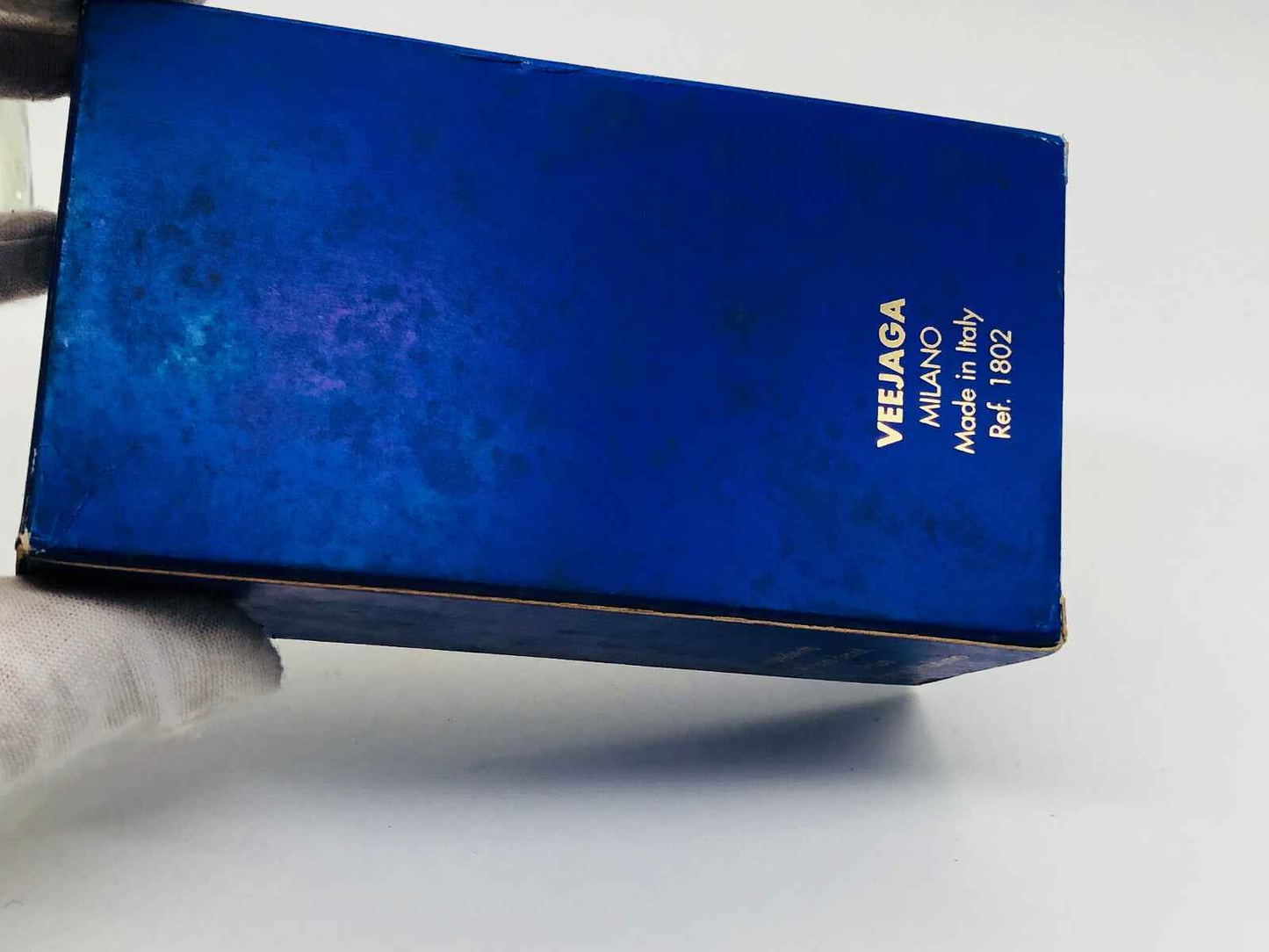 Scatola blu del Profumo Veejaga Hascish Sandalo con etichetta dorata e design elegante