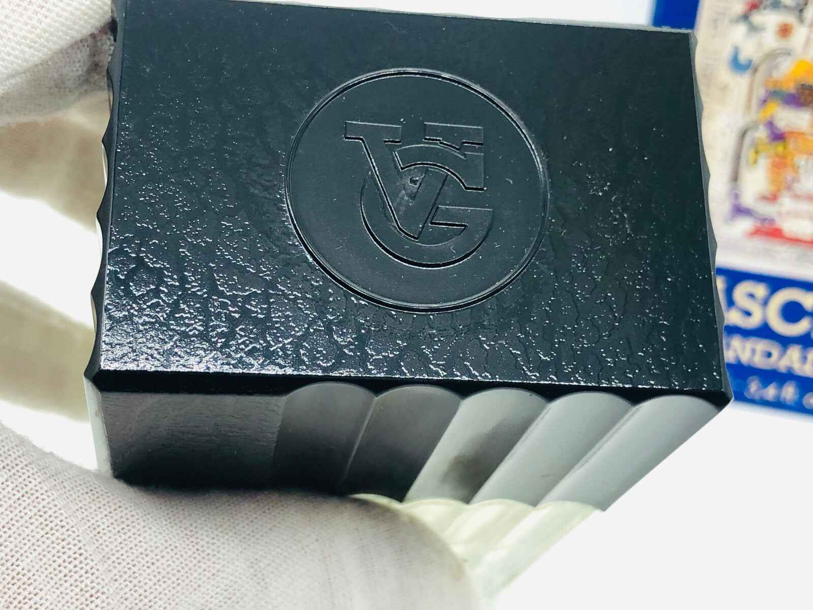 Scatola di profumo Veejaga Hascish Sandalo con logo elegante in rilievo