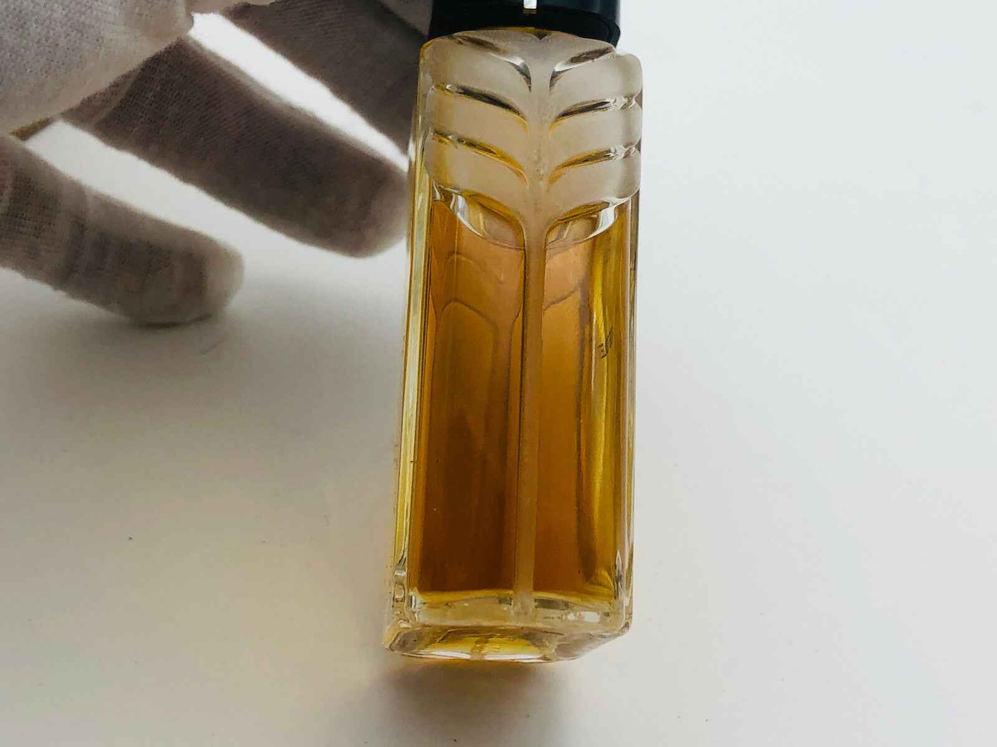 Flacone di profumo Versace L'Homme Vintage con design elegante e tonalità dorata