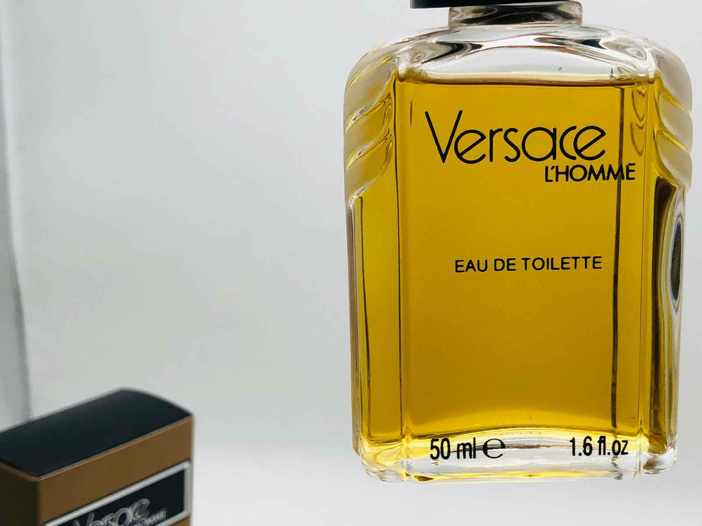 Flacone di Versace L'Homme Vintage Eau de Toilette da 50 ml con design elegante