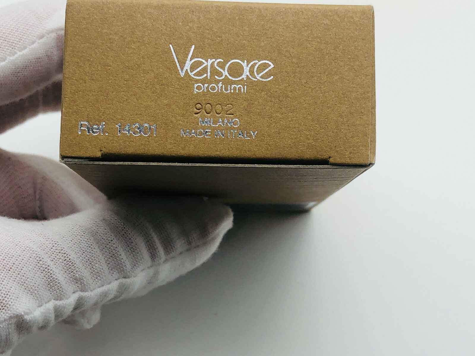 Scatola del profumo Versace L'Homme Vintage con logo e dettagli di produzione in Italia