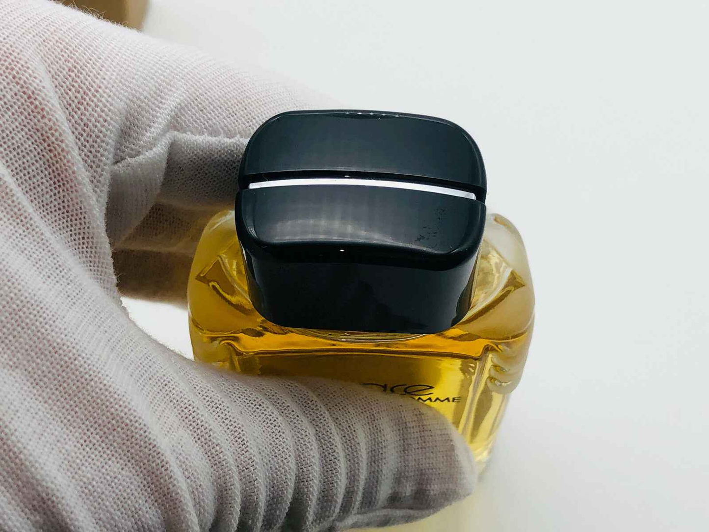 Flacone di profumo Versace L'Homme Vintage con tappo nero e aroma sofisticato