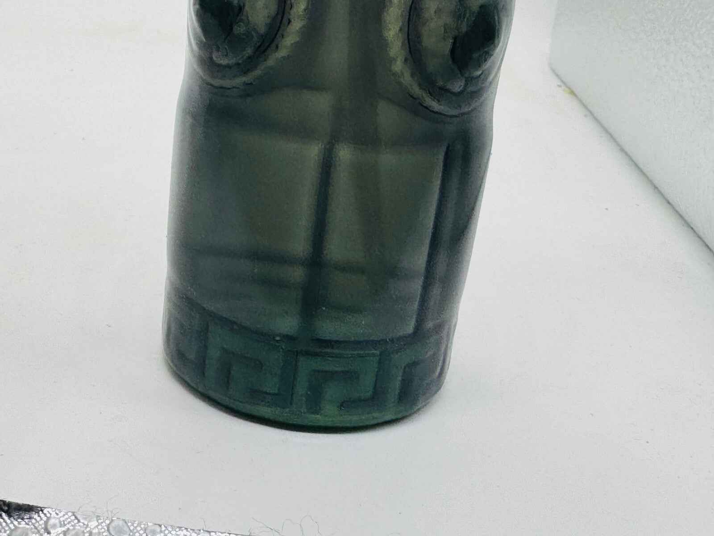 Vaso Versace Metal Jeans Vintage in vetro con decorazioni in rilievo e design elegante