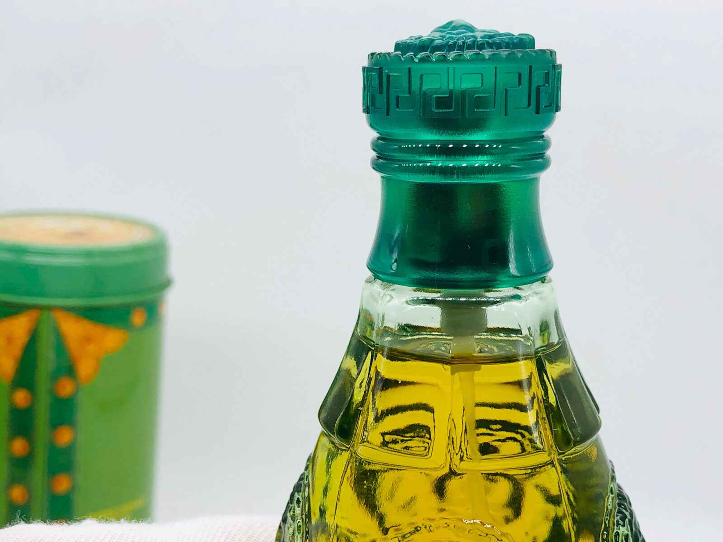 Dettaglio del flacone di Profumo Versace Green Jeans con tappo verde e design elegante