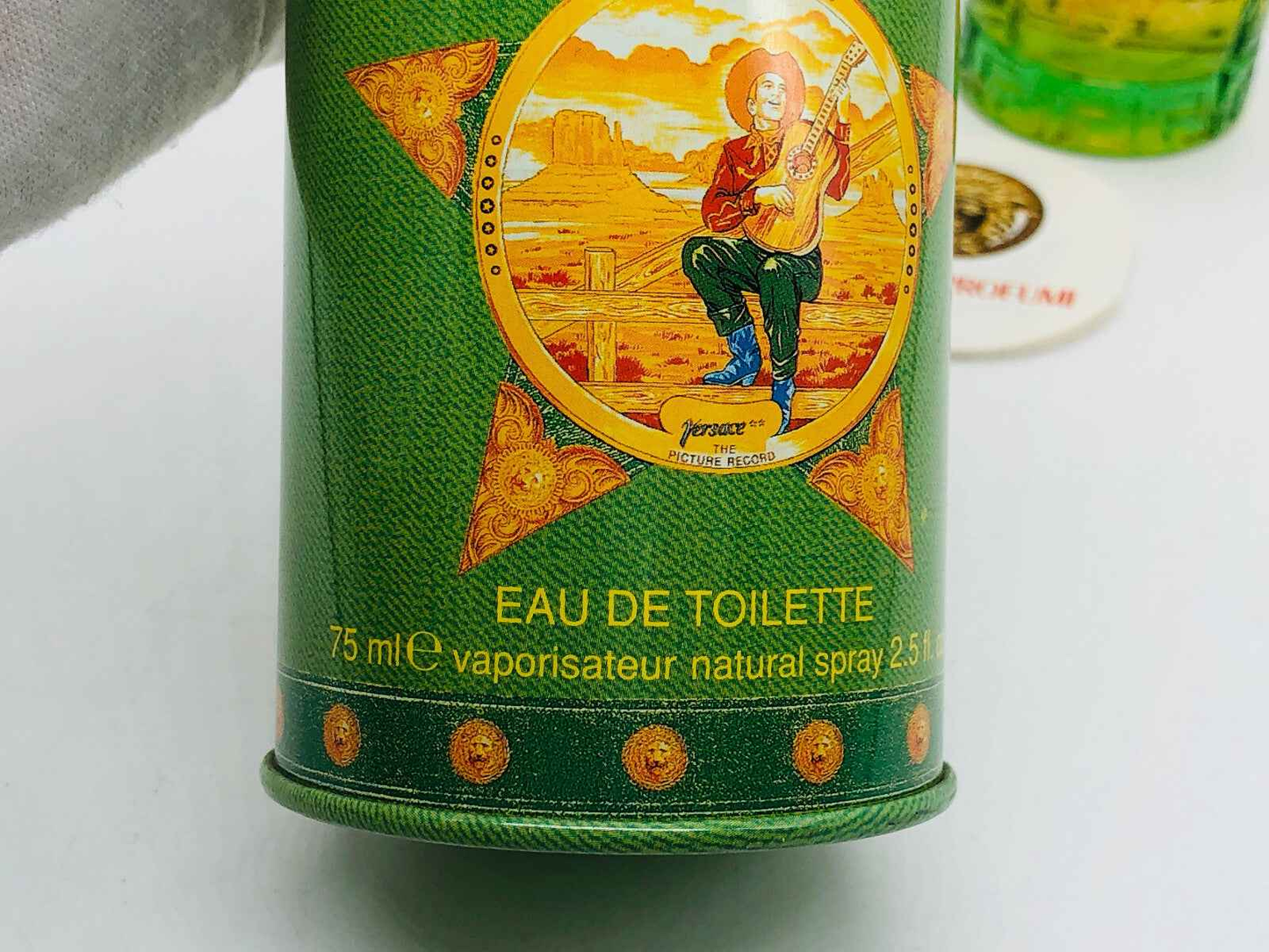 Flacone di profumo Versace Green Jeans in formato da 75 ml con design vintage e aggraziato