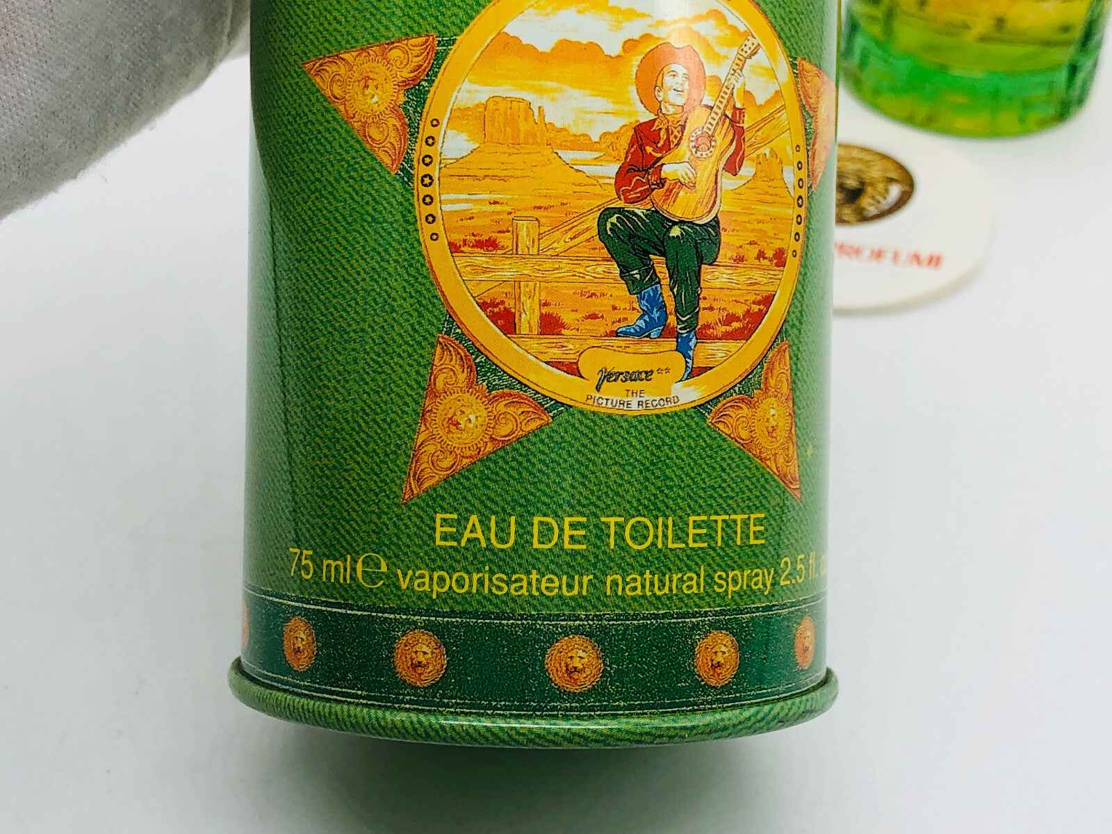 Flacone di profumo Versace Green Jeans in formato da 75 ml con design vintage e aggraziato