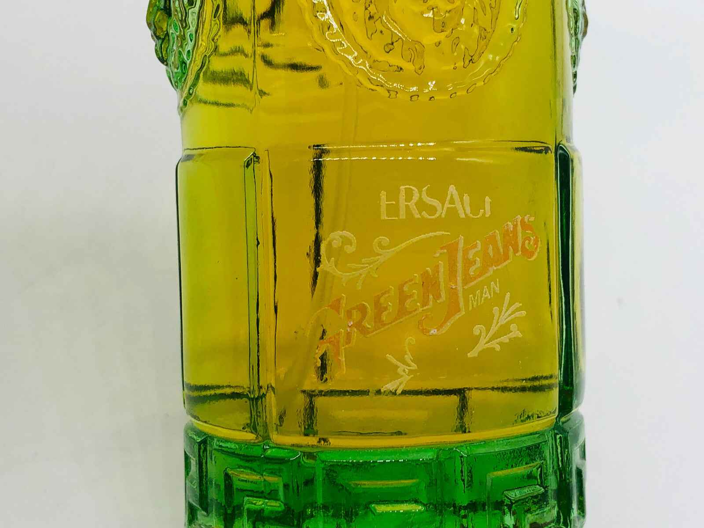 Flacone di profumo Versace Green Jeans con design unico e colori vivaci per uomo