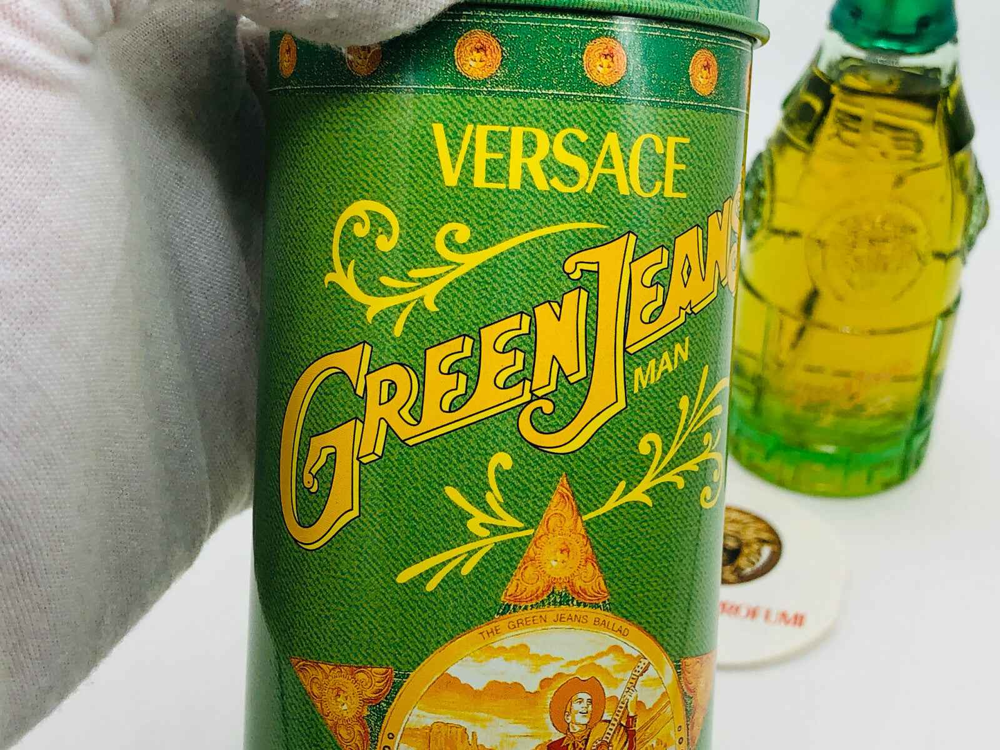 Flacone di profumo Versace Green Jeans con design elaborato e targhetta distintiva