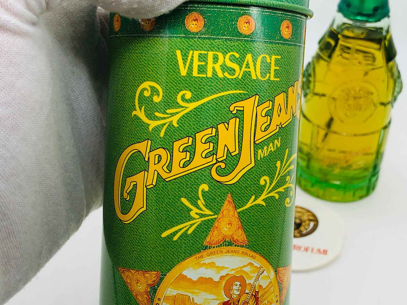Flacone di profumo Versace Green Jeans con design elaborato e targhetta distintiva