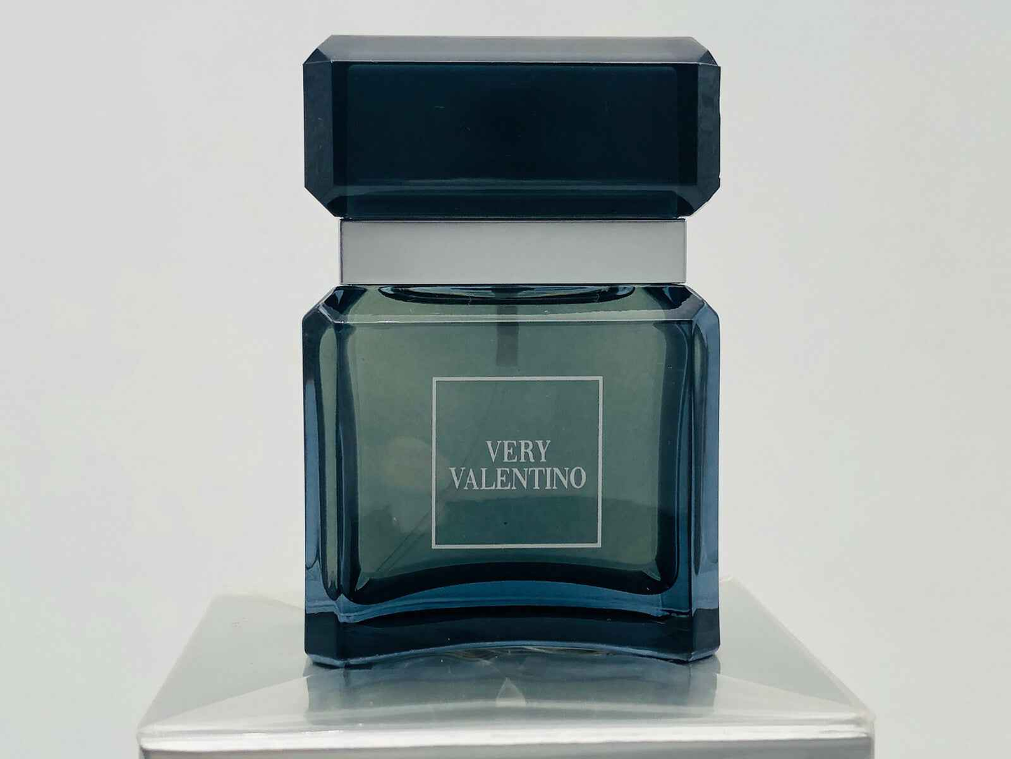 Profumo Very Valentino Pour Homme in flacone elegante blu con design moderno