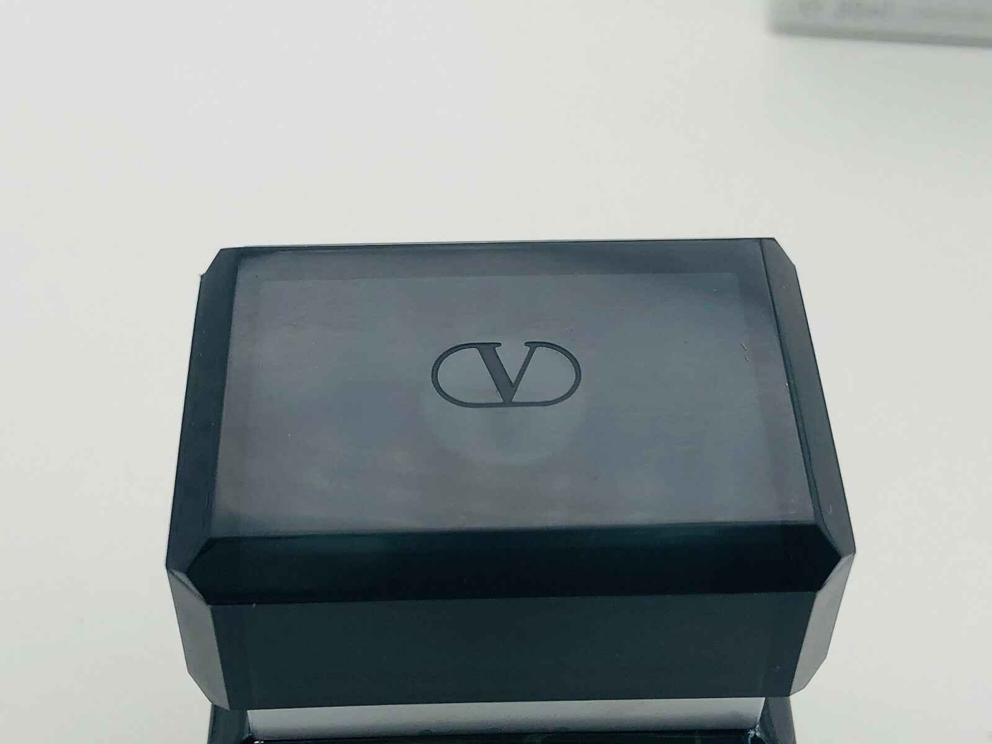 Confezione di Very Valentino Pour Homme con logo elegante e design sofisticato