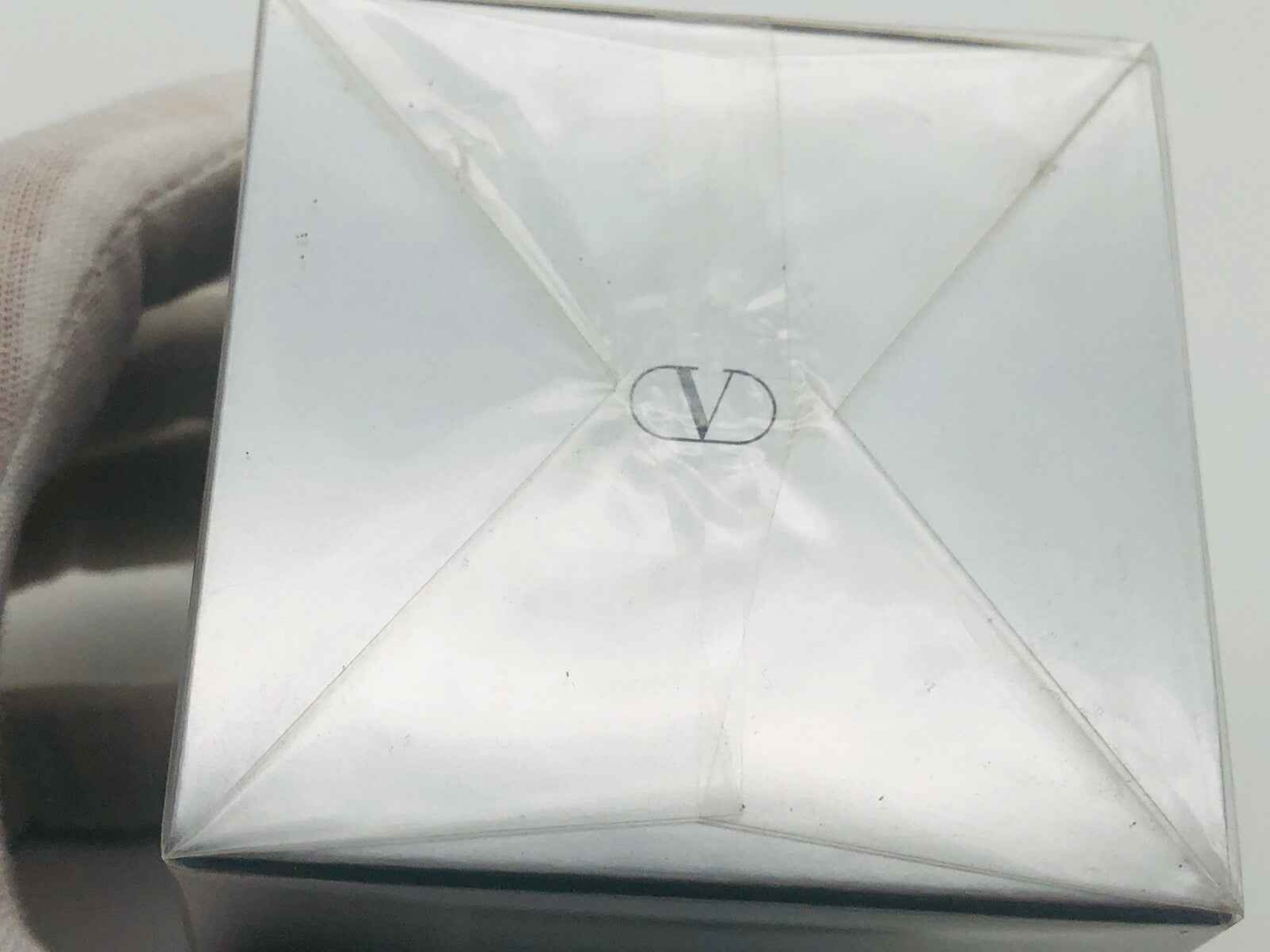 Scatola elegante di Very Valentino Pour Homme con logo V e design raffinato