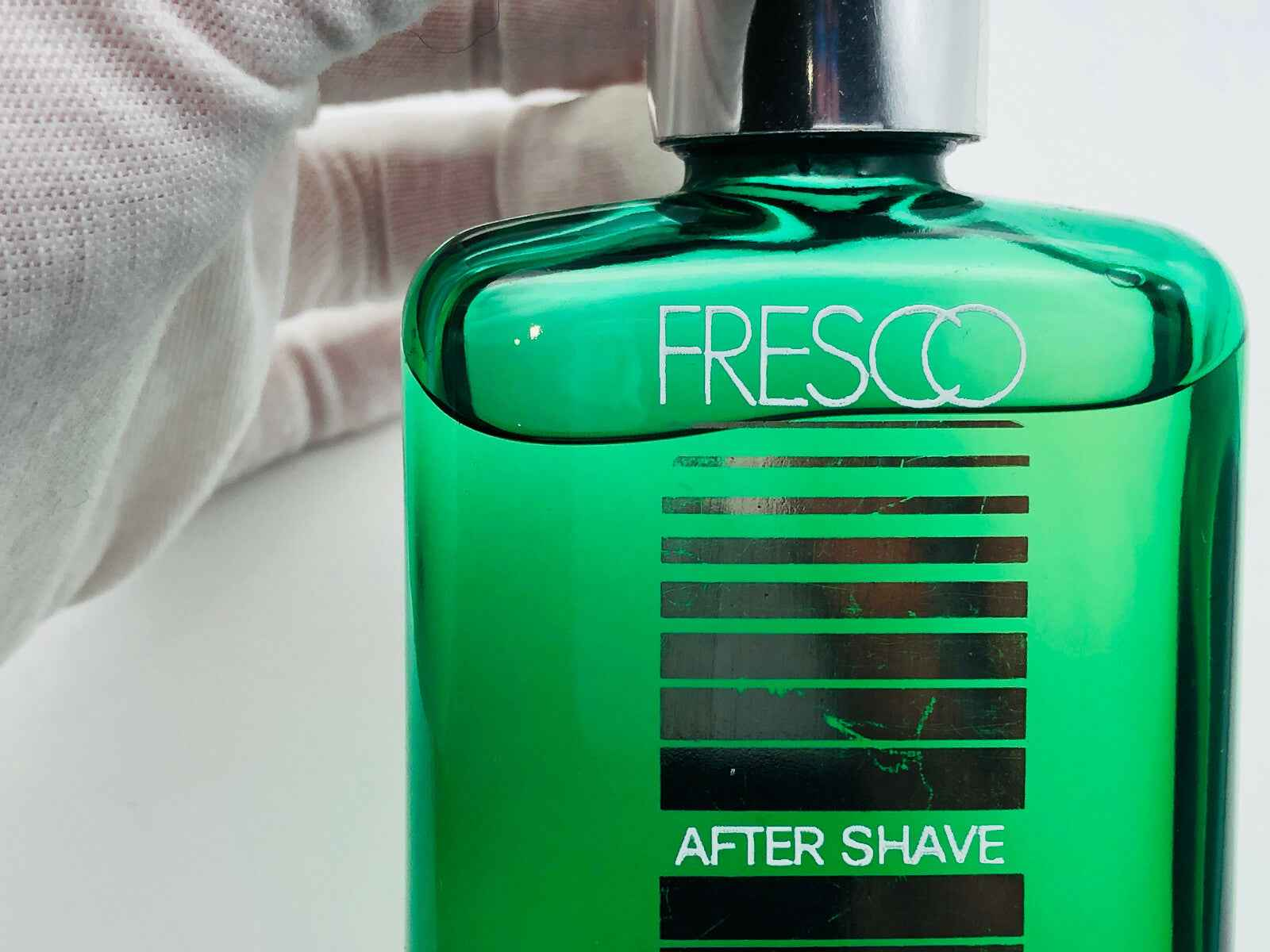 Colonia dopobarba Victor Fresco Vintage in bottiglia verde con design elegante per una freschezza duratura