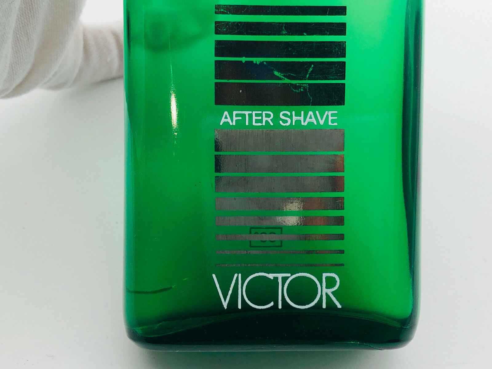 Flacone di dopobarba Victor Fresco Vintage in vetro verde con etichetta bianca e dettagli eleganti