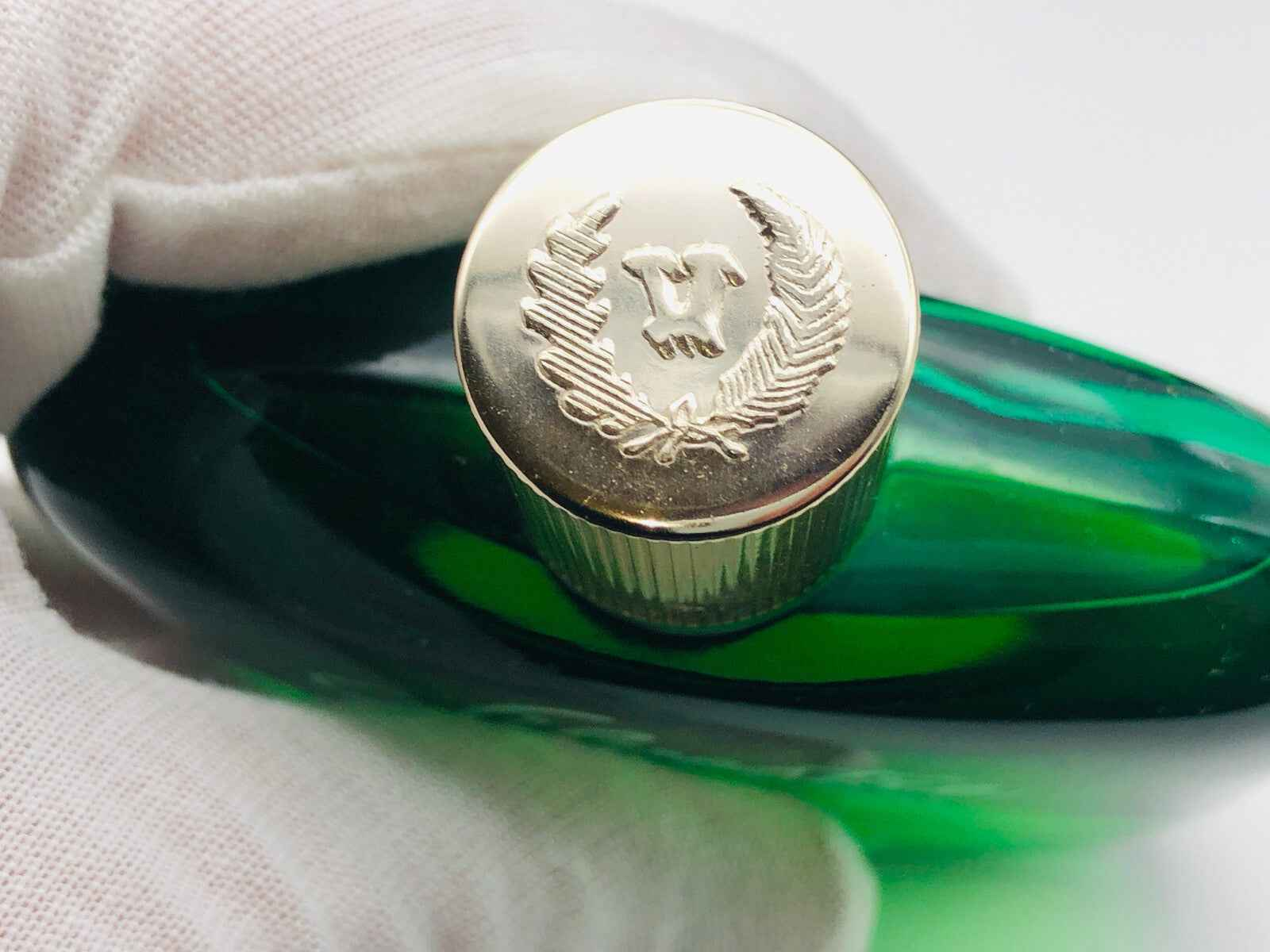 Dettaglio del tappo del Profumo Silvestre Vintage con design elegante e oro lucido