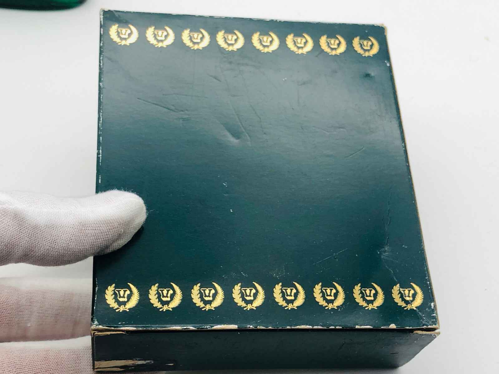 Scatola del Profumo Silvestre Vintage di VICTOR con dettagli dorati e design classico