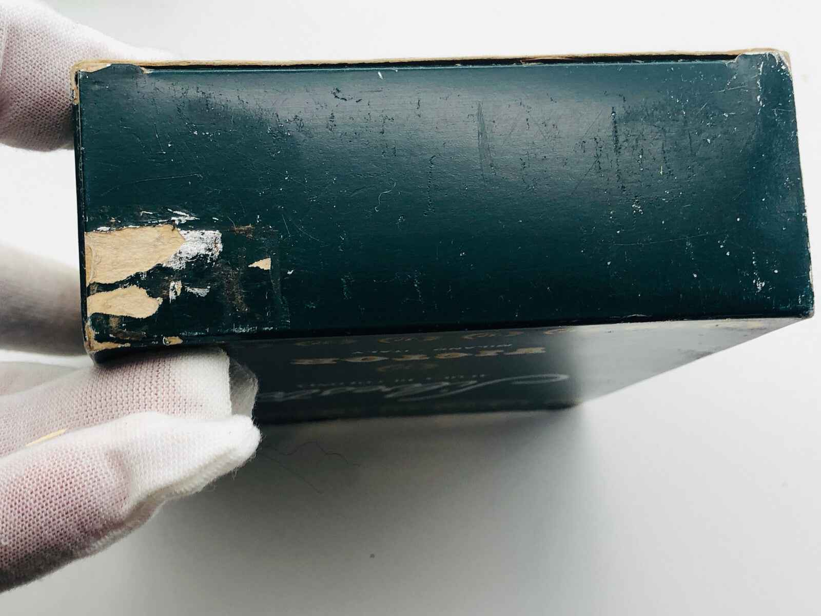 Scatola del Profumo Silvestre Vintage con usura visibile e colori verdi e dorati