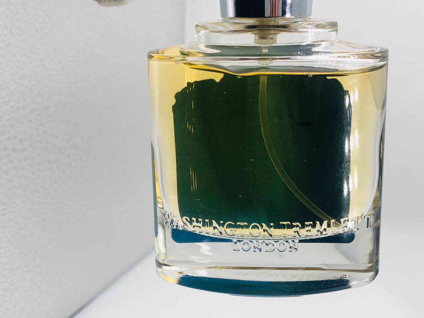 Profumo Washington Tremlett Royals Heroes in flacone elegante con tonalità verde e dorata