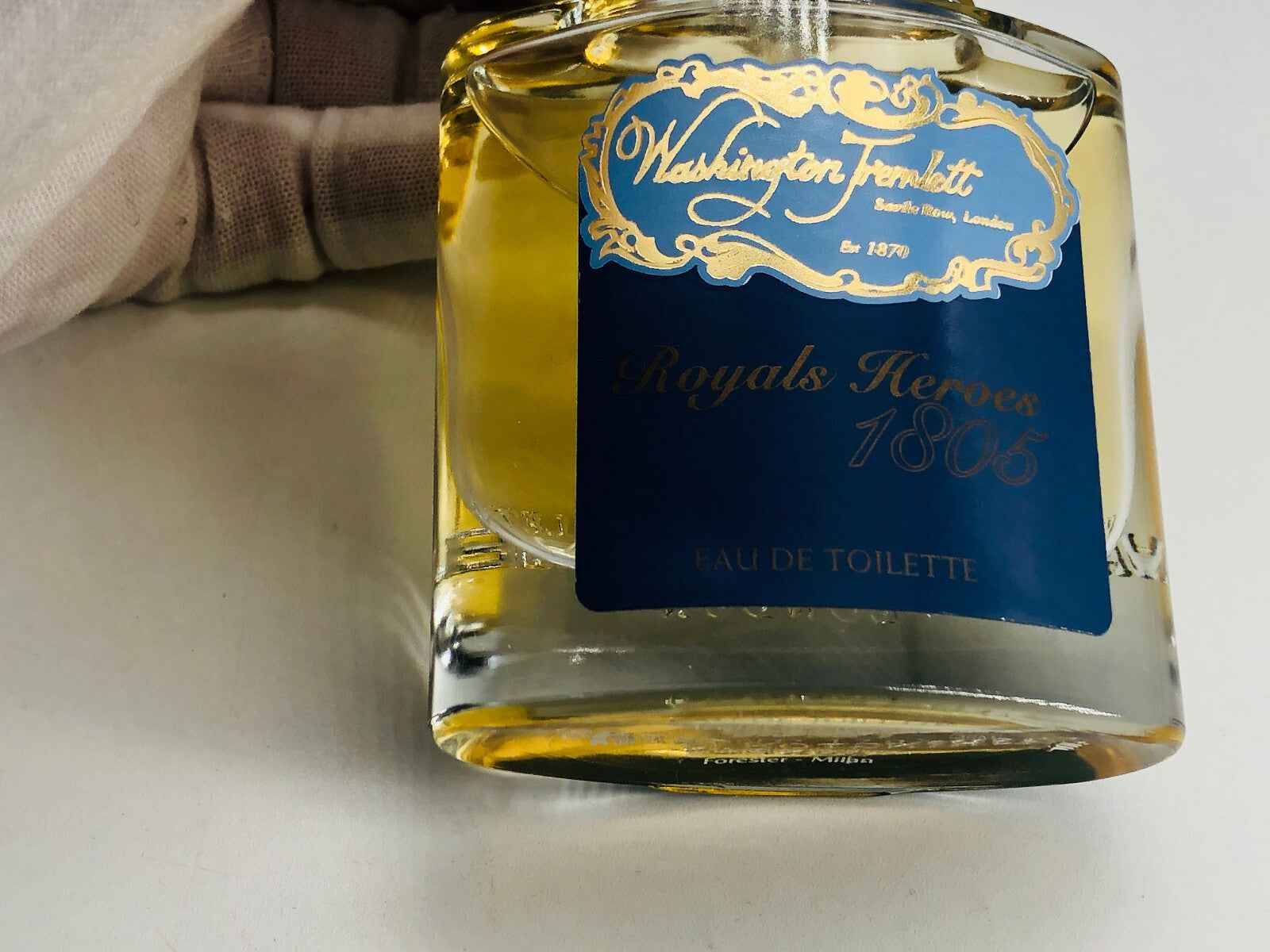 Flacone di Eau de Toilette Washington Tremlett Royals Heroes 1865 con etichetta blu e profumo dorato