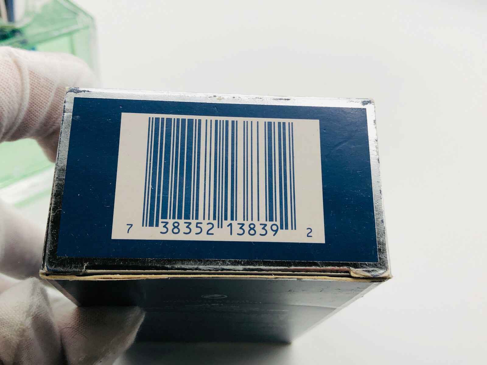 Scatola con codice a barre del profumo Woods Of Windsor Cool in primo piano