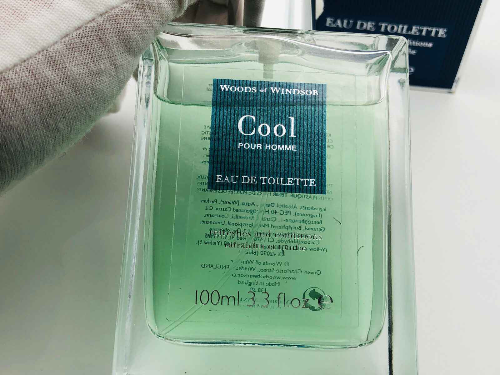 Bottiglia di profumo Woods Of Windsor Cool Eau de Toilette da 100 ml con liquido verde chiaro