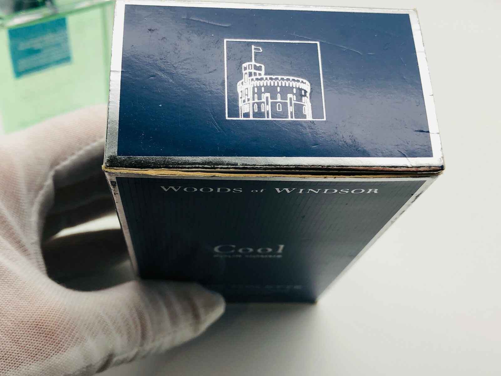 Scatola profumo Woods Of Windsor Cool con design elegante blu e bianco tenuta da mano con guanto