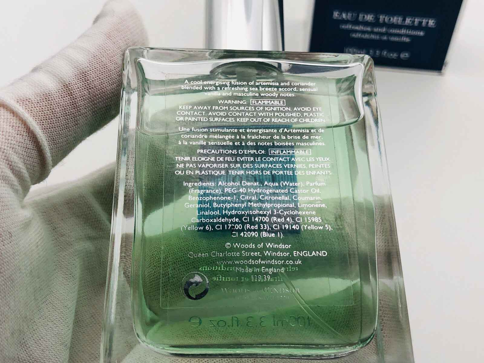 Bottiglia di profumo Woods Of Windsor Cool con liquido verde in contenitore trasparente quadrato