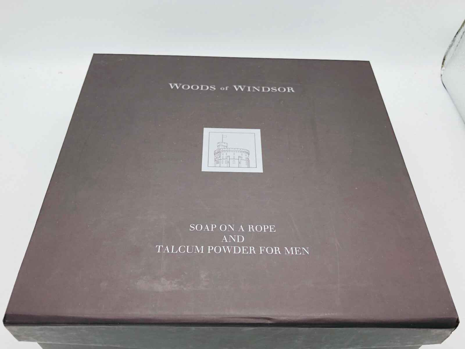 Woods Of Windsor Gift Set con sapone su una corda e talco per uomini in confezione elegante