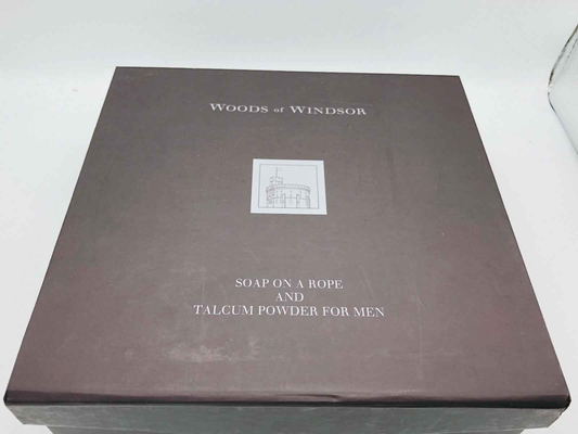 Woods Of Windsor Gift Set con sapone su una corda e talco per uomini in confezione elegante
