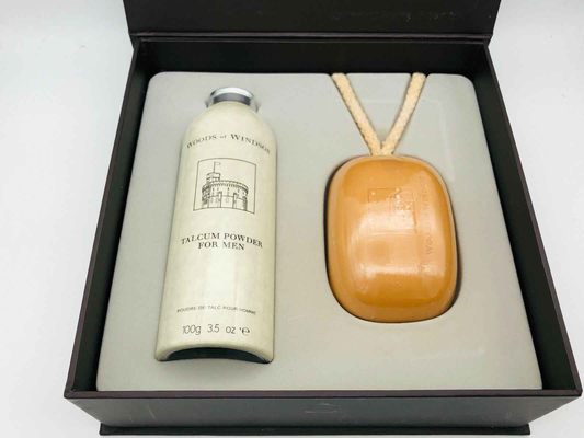 Woods Of Windsor Gift Set con polvere per il corpo e sapone per uomini in elegante confezione regalo