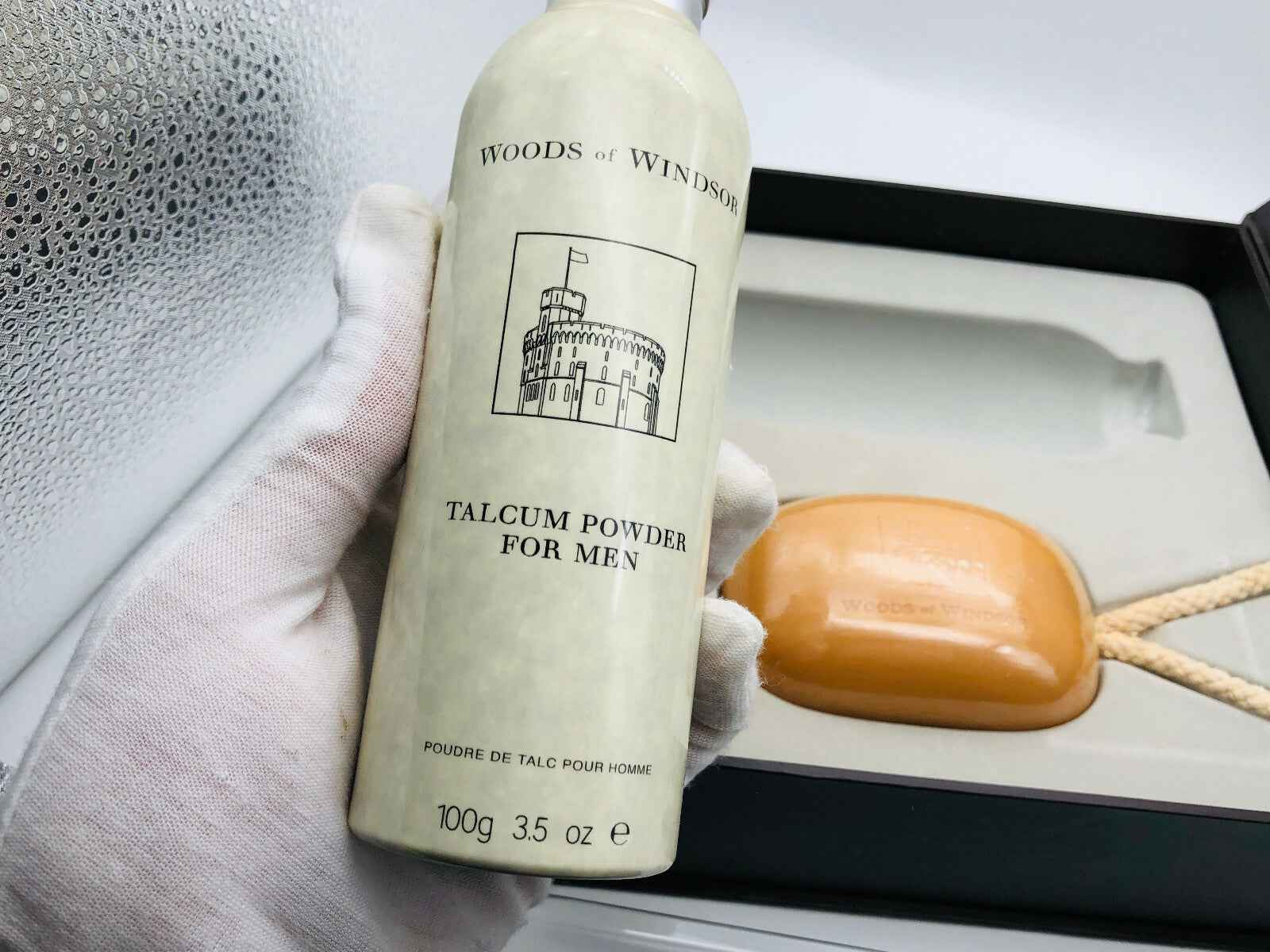 Set regalo Woods Of Windsor con polvere di talco per uomini e saponetta in confezione elegante