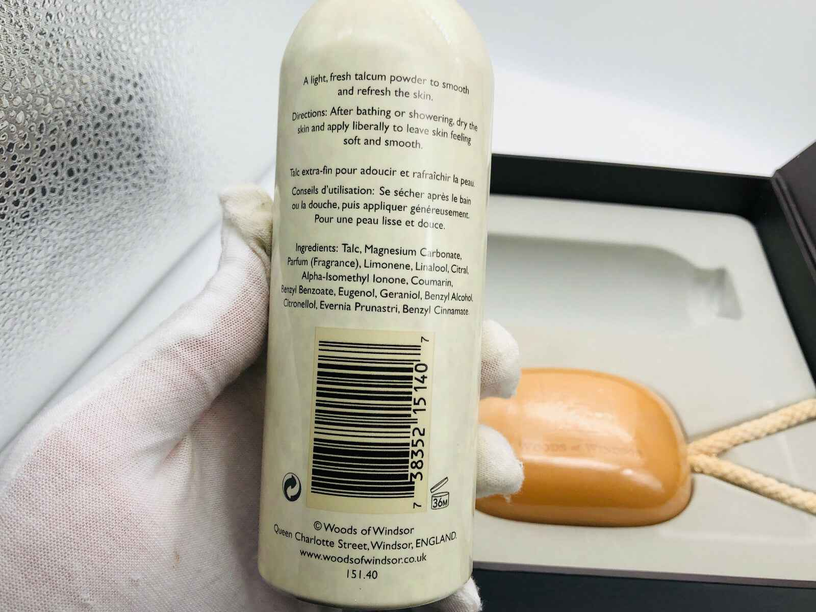 Set regalo Woods Of Windsor con polvere profumata per corpo e bagnoschiuma aromatico