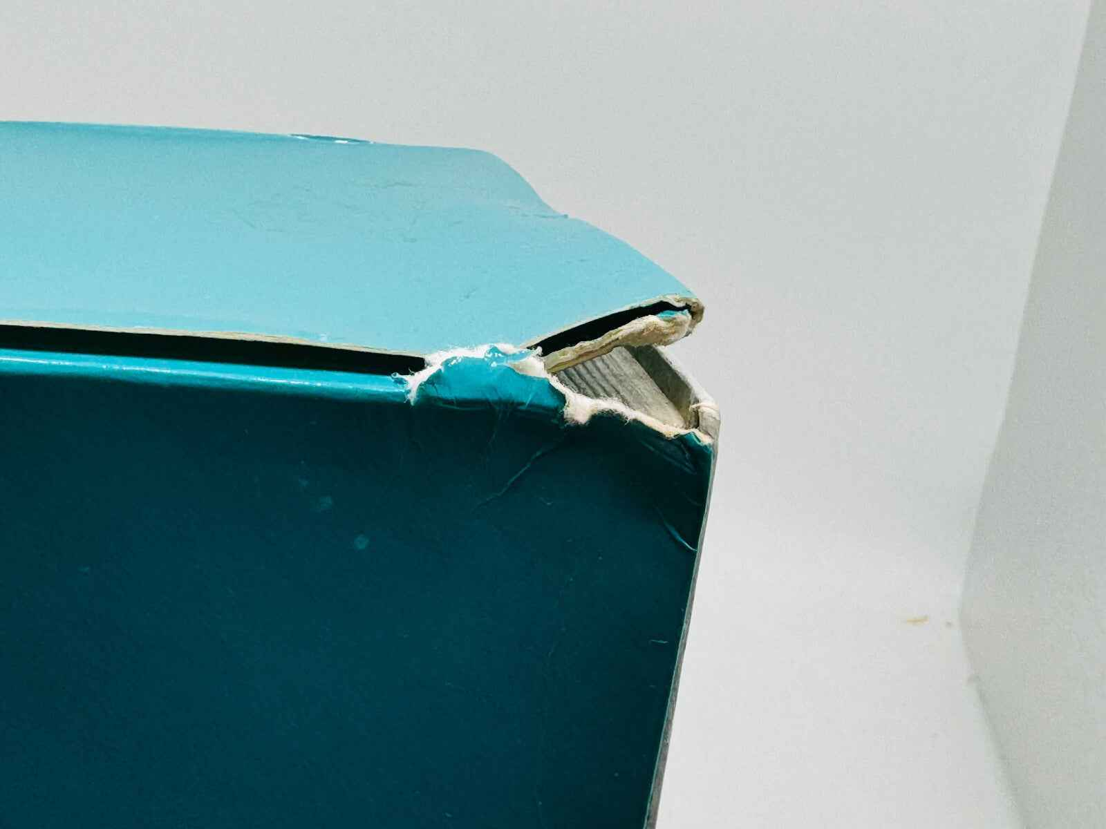 Scatola danneggiata del profumo Worth Je Reviens Vintage con angolo scheggiato e colori vivaci