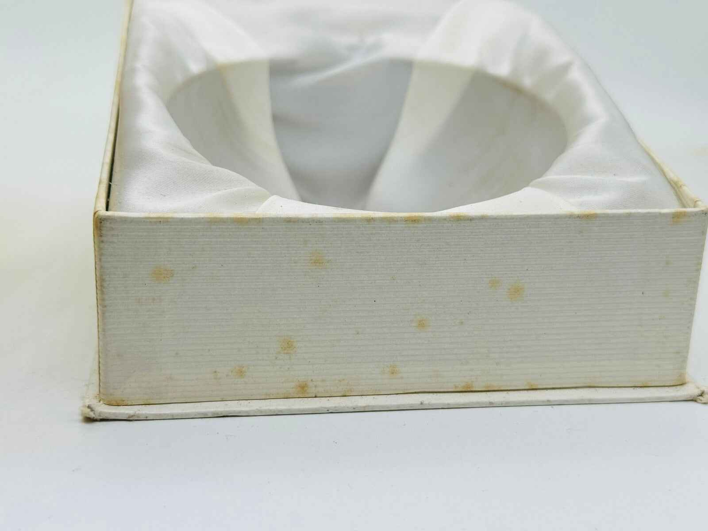Scatola vintage per profumo Worth Je Reviens con tessuto interno di raso bianco e segni di usura