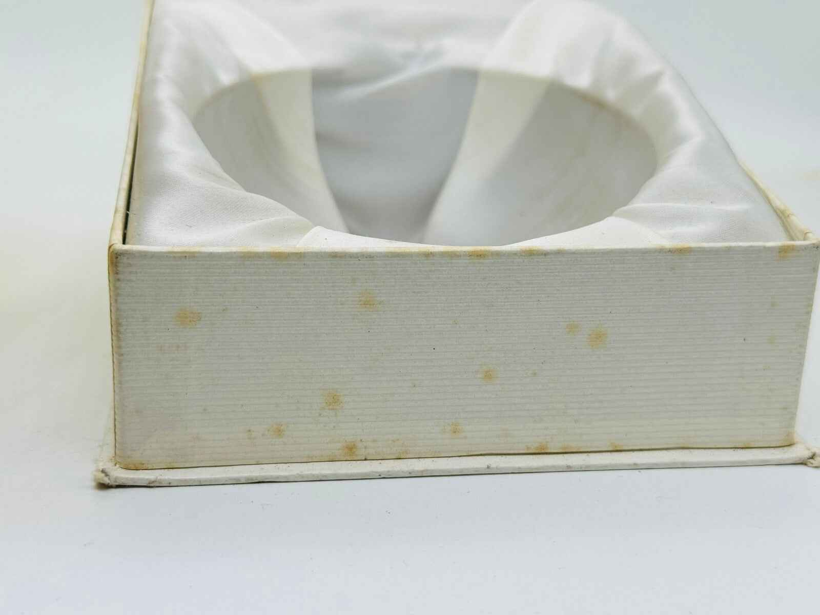 Scatola vintage per profumo Worth Je Reviens con tessuto interno di raso bianco e segni di usura