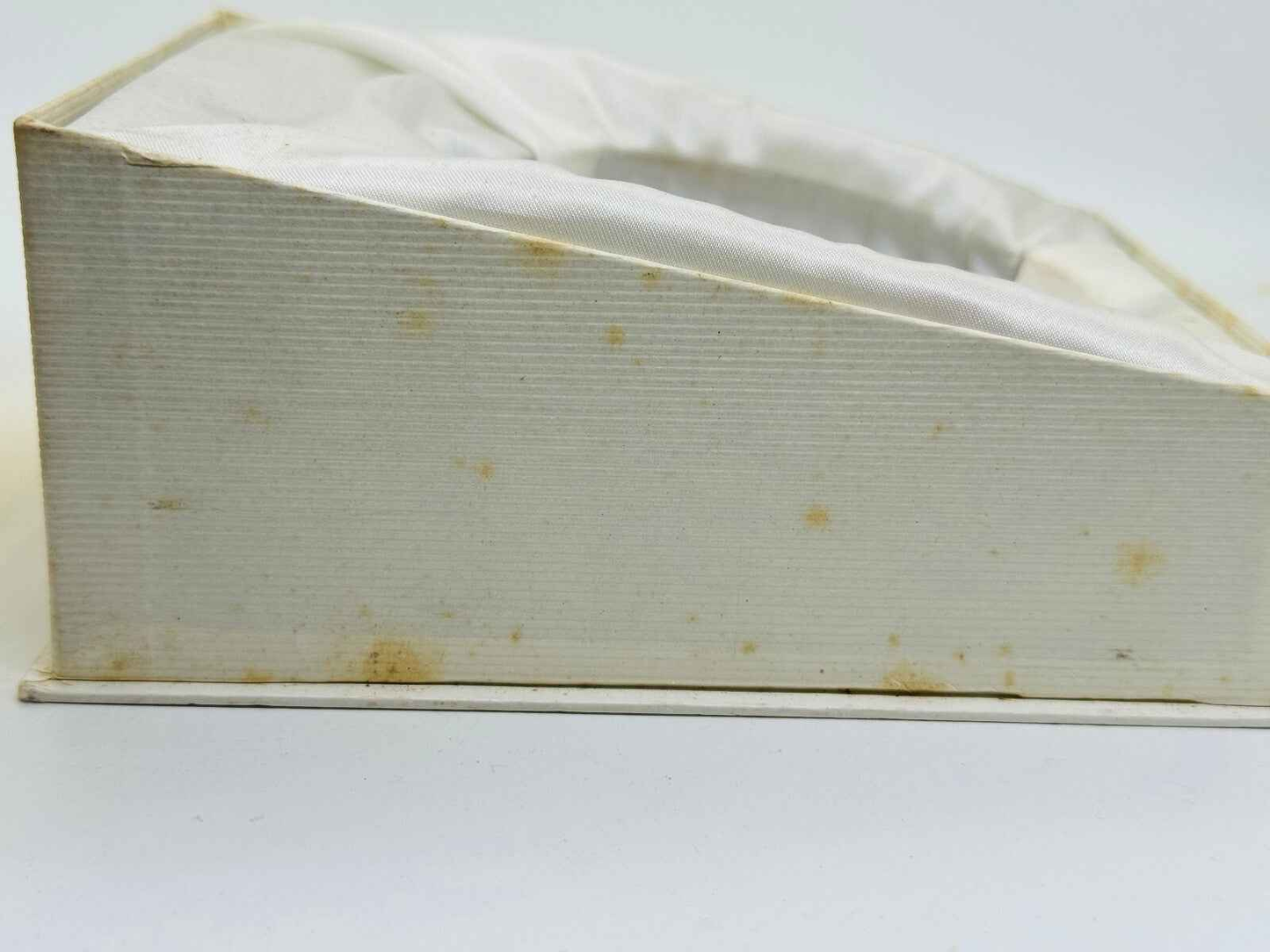 Scatola vintage di Worth Je Reviens con decorazioni eleganti, firmata Lalique