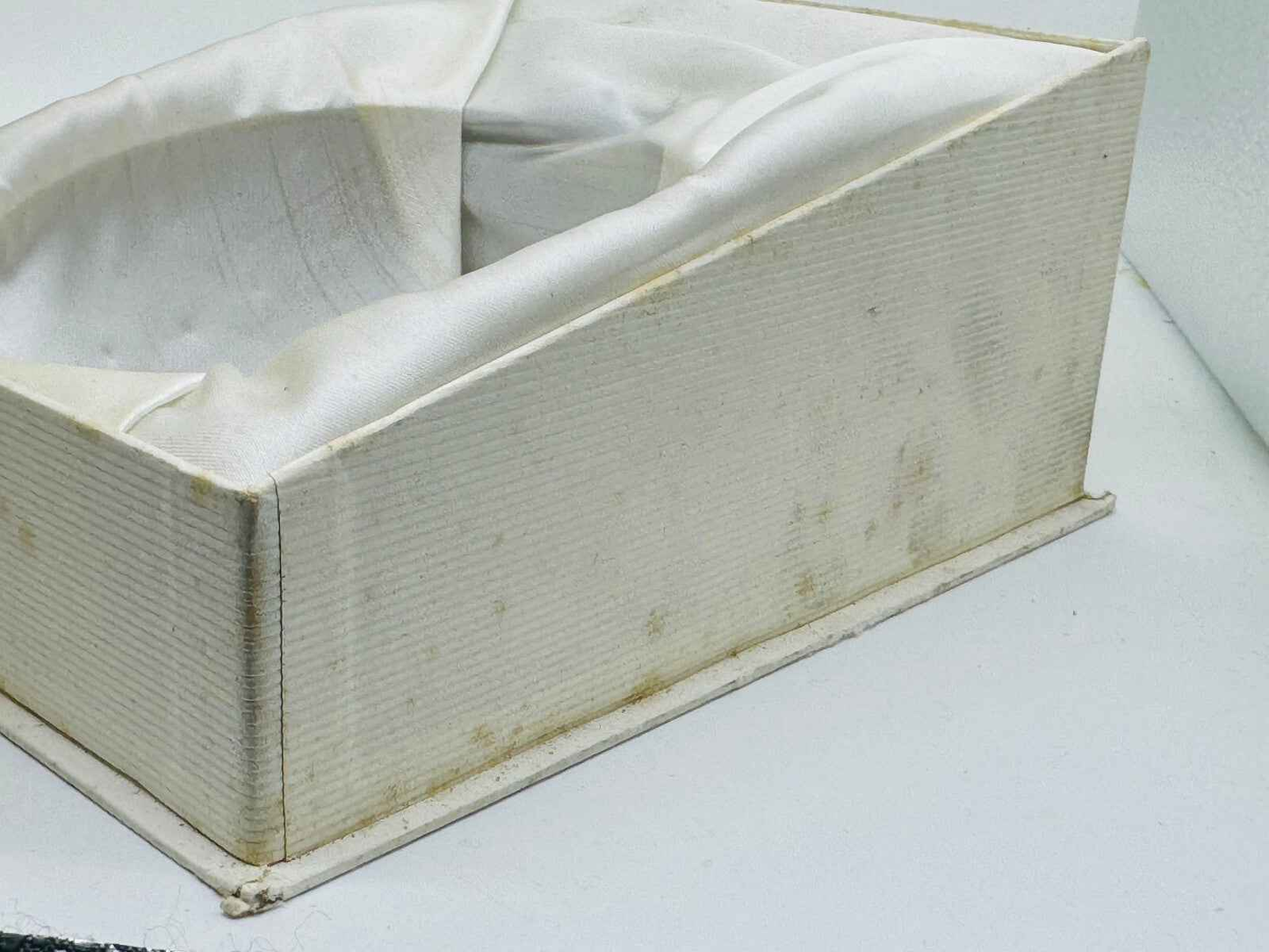 Scatola vintage bianca di Lalique per profumo Worth Je Reviens Vintage con rivestimento interno di raso
