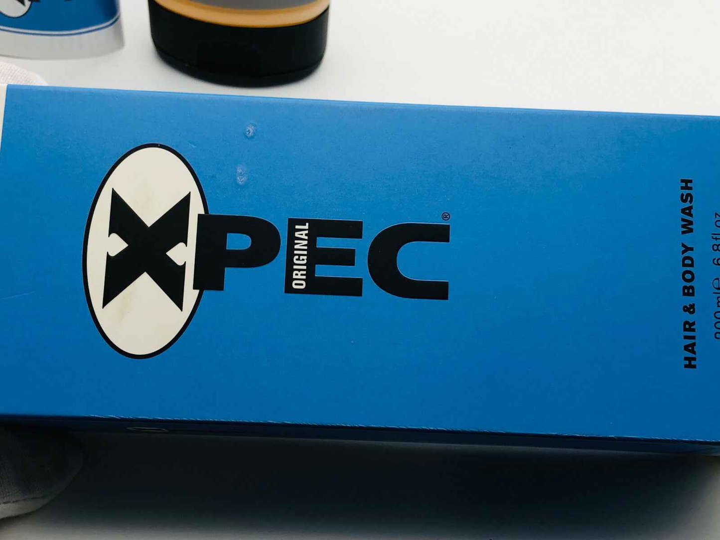Xpec Hair Body Wash in a blue bottle, ideal for pulizia capelli e corpo