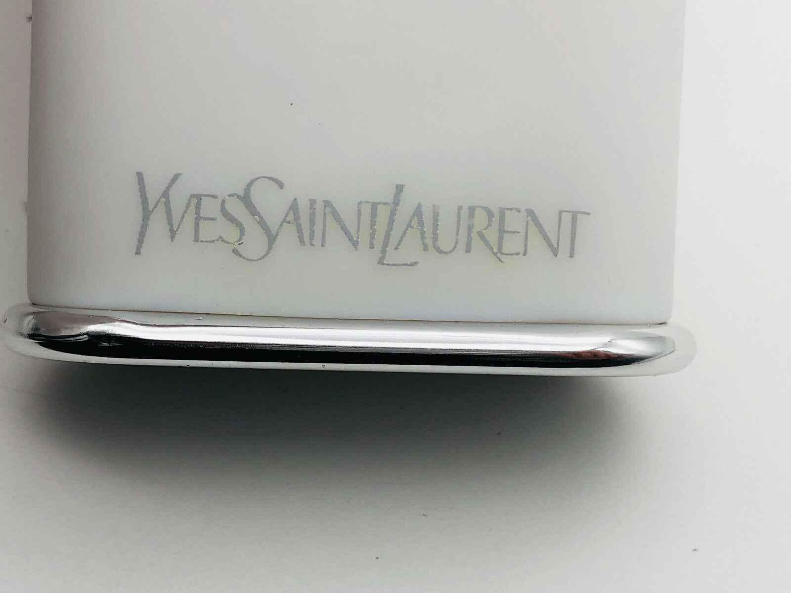 Dettaglio logo Yves Saint Laurent su flacone profumo Ysl Kouros Vintage elegante e raffinato