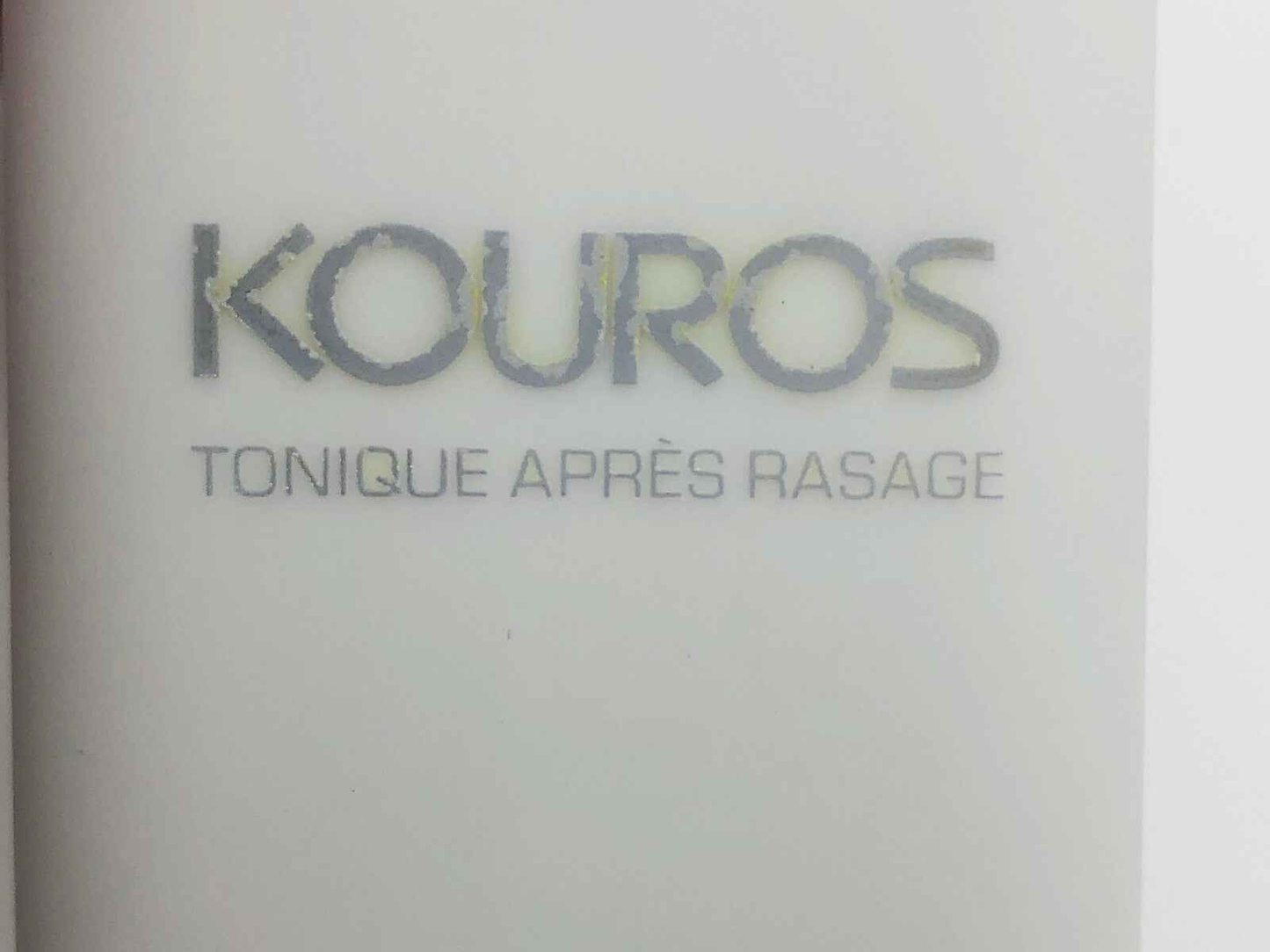 Dettaglio scritta Kouros su prodotto Ysl Kouros Vintage di Yves Saint Laurent