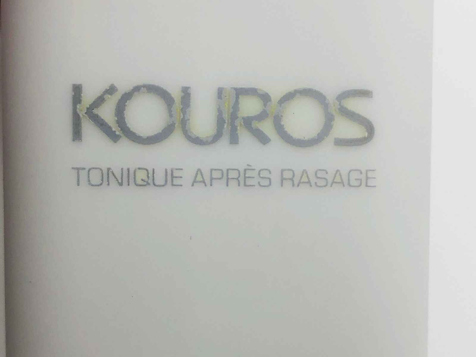 Dettaglio scritta Kouros su prodotto Ysl Kouros Vintage di Yves Saint Laurent