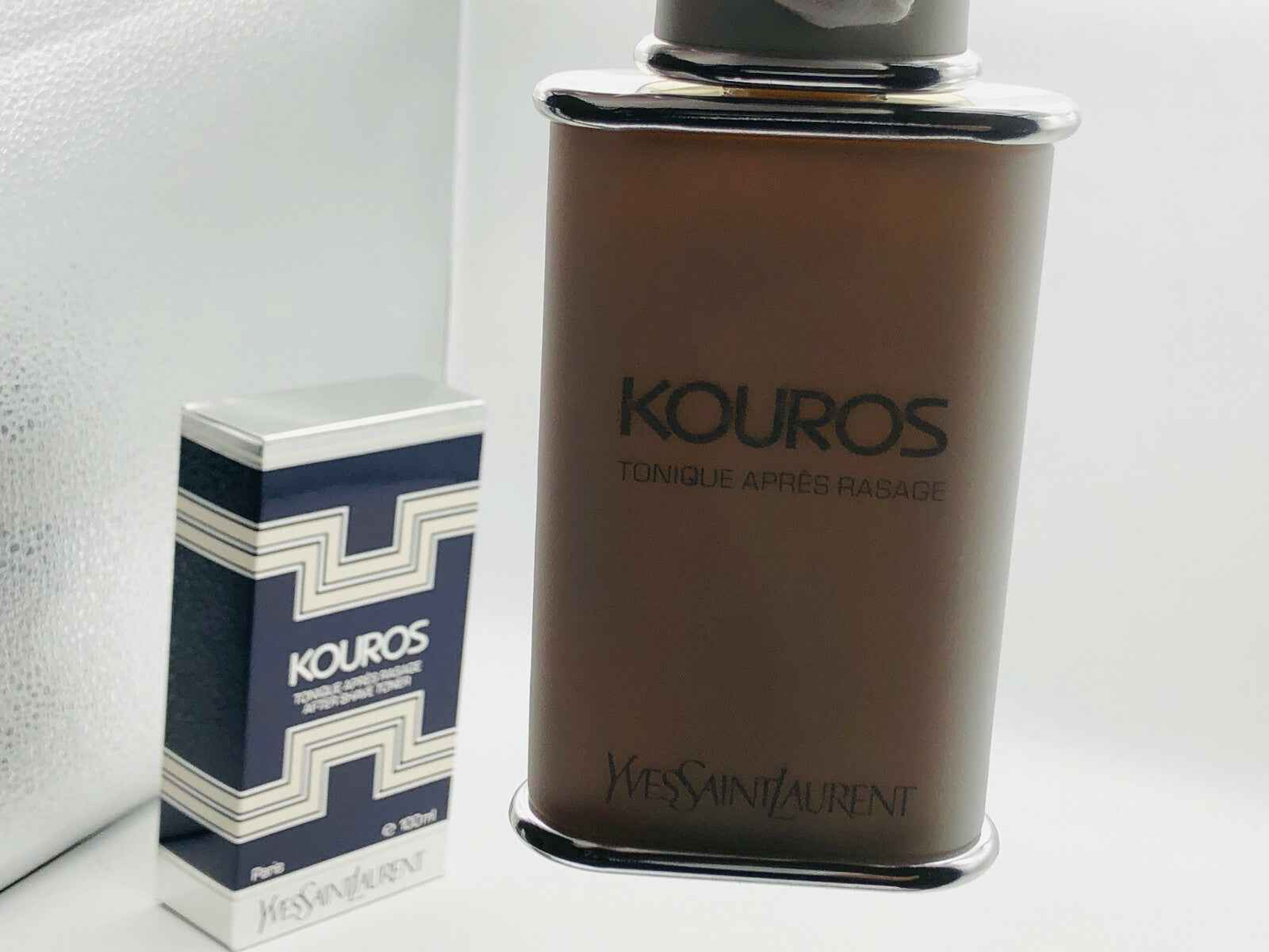 Bottiglia vintage di Ysl Kouros Vintage lozione dopobarba Yves Saint Laurent con confezione accanto